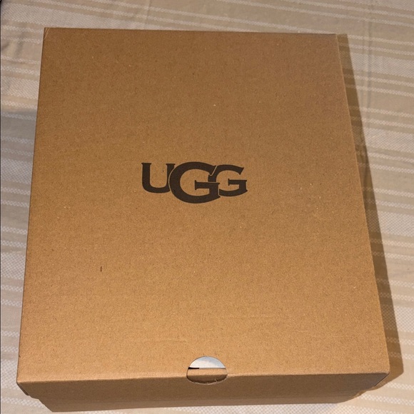 Brand New in Box Women’s Ugg’s size 9 pls make sure to read description - Picture 9 of 10